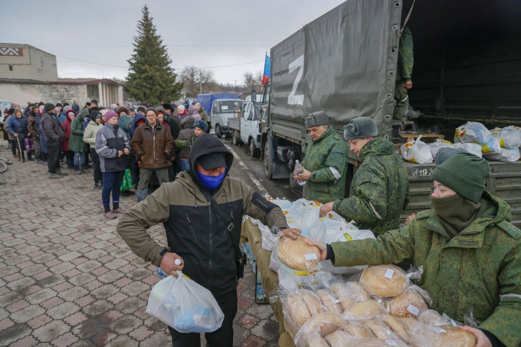 Separatistas de Lugansk reparten alimentos y ayuda en la villa Tryohizbenka