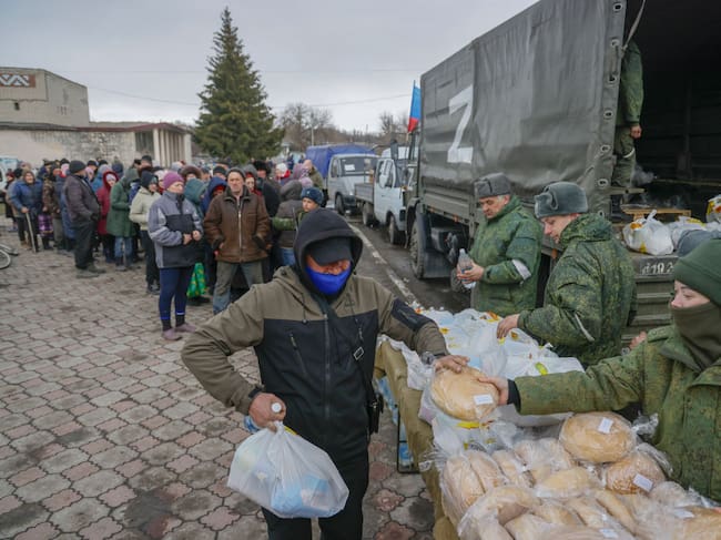 Separatistas de Lugansk reparten alimentos y ayuda en la villa Tryohizbenka