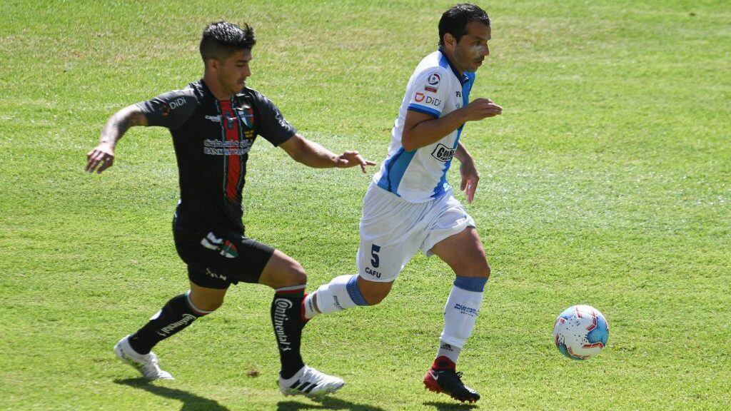 02 DICIEMBRE  2020 / ANTOFAGASTA Cristian Rojas (d) disputa el balón antes de marcar el 1-0 , Durante el partido valido por la Vigésimo Primera fecha del Campeonato Nacional AFP Plan Vital 2020, entre Club Deportes Antofagasta vs Palestino  , disputado en el Estadio Calvo &amp; Bascuñan 
FOTO CAMILO ALFARO / AGENCIAUNO
