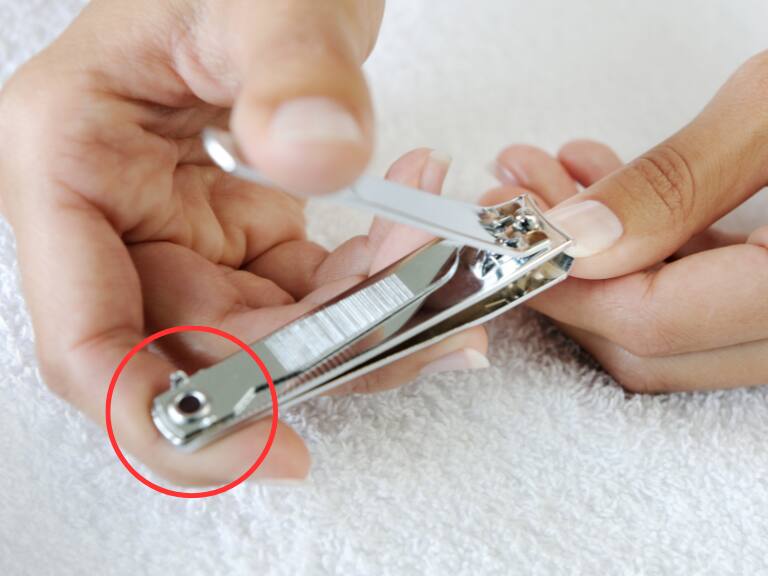 ¿Para qué sirve el pequeño agujero que tienen los cortaúñas?