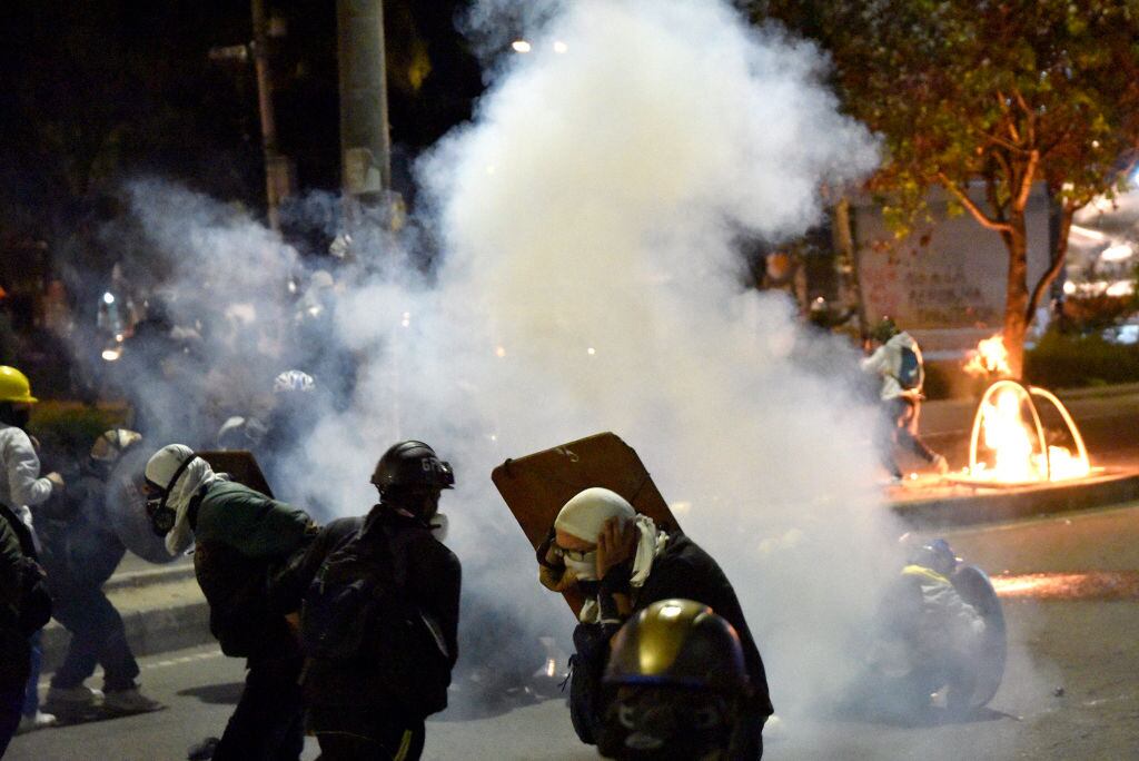 Policía lanza gases a manifestantes en la ciudad de Bogotá