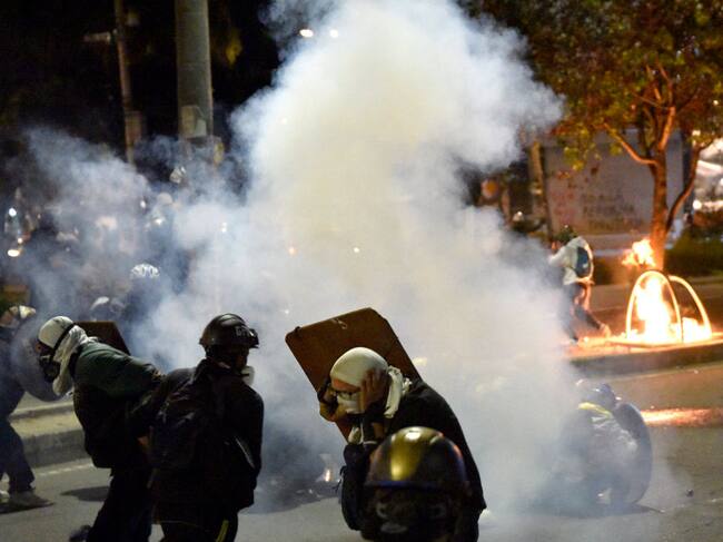 Policía lanza gases a manifestantes en la ciudad de Bogotá