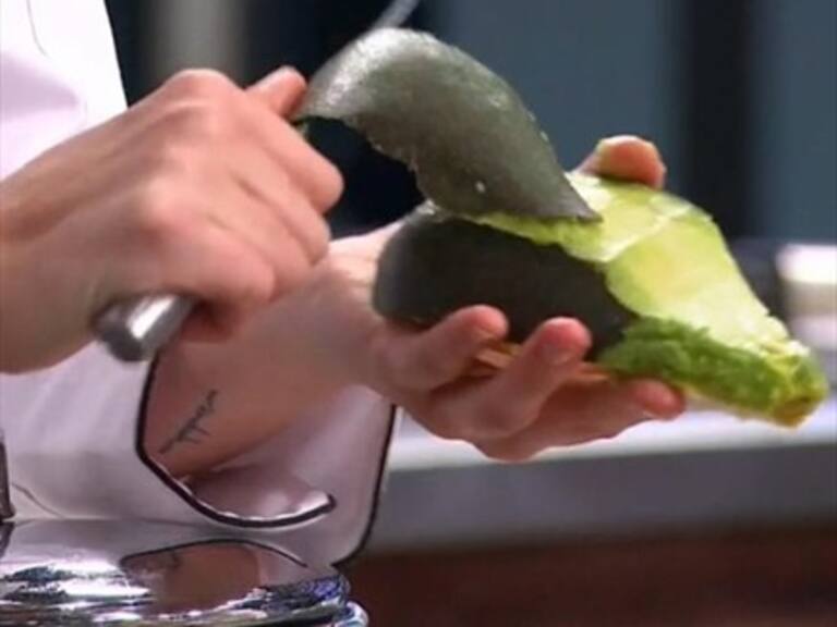 «Pobre palta»: Camila de MasterChef generó ola de memes por forma en la que peló la fruta