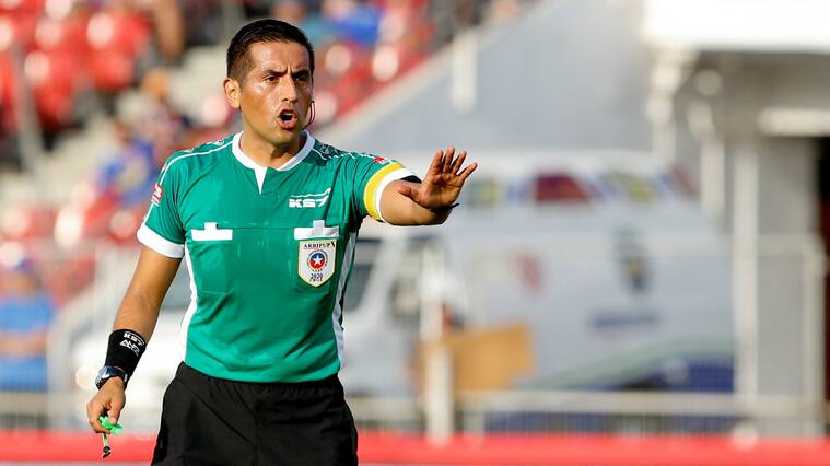 5 de Marzo del 2020/SantiagoEl Arbitro Francisco Gilabert ,durante el partido valido por la Séptima fecha del Campeonato Nacional AFP PlanVital 2020, entre Universidad de Chile vs Everton, disputado en el Estadio Santa Laura.
FOTO:FRANCISCO LONGA/AGENCIAUNO