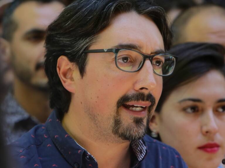 Latorre propone cónclave oficialista tras planteamiento PS sobre programa de gobierno