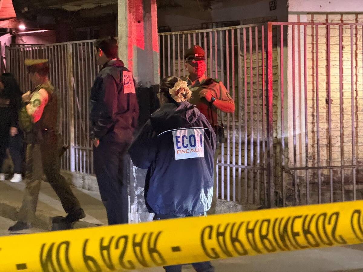 Mujer de 20 años es baleada en Lo Espejo: disparos estarían vinculados a rencilla entre bandas