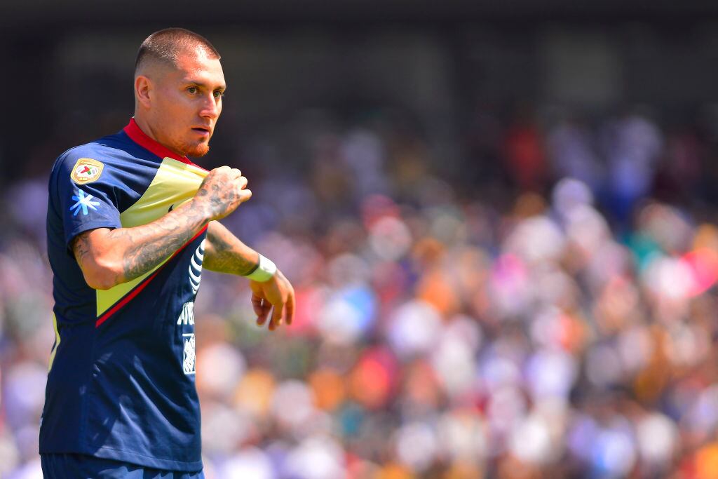 Castillo defendiendo al América