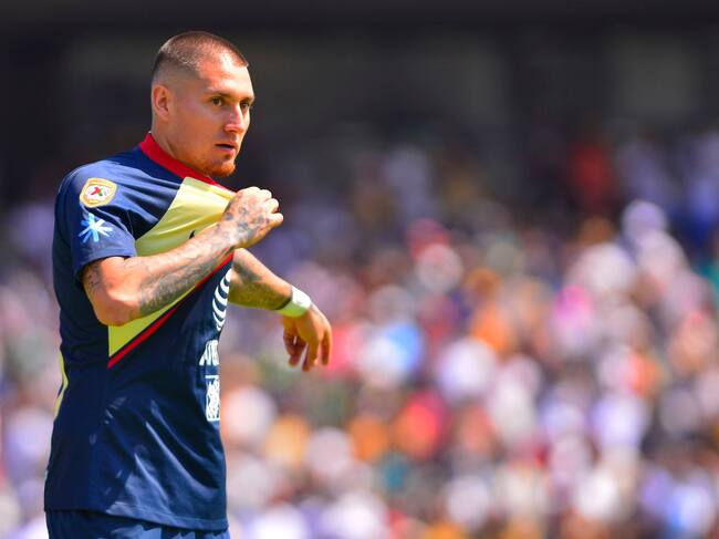 Castillo defendiendo al América