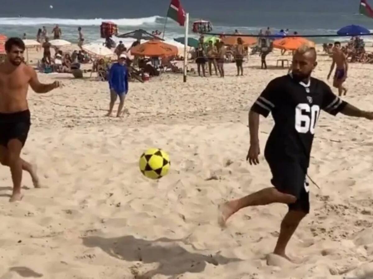 Adaptándose al cambio: Captan a Arturo Vidal jugando futvoley en las playas de Río de Janeiro