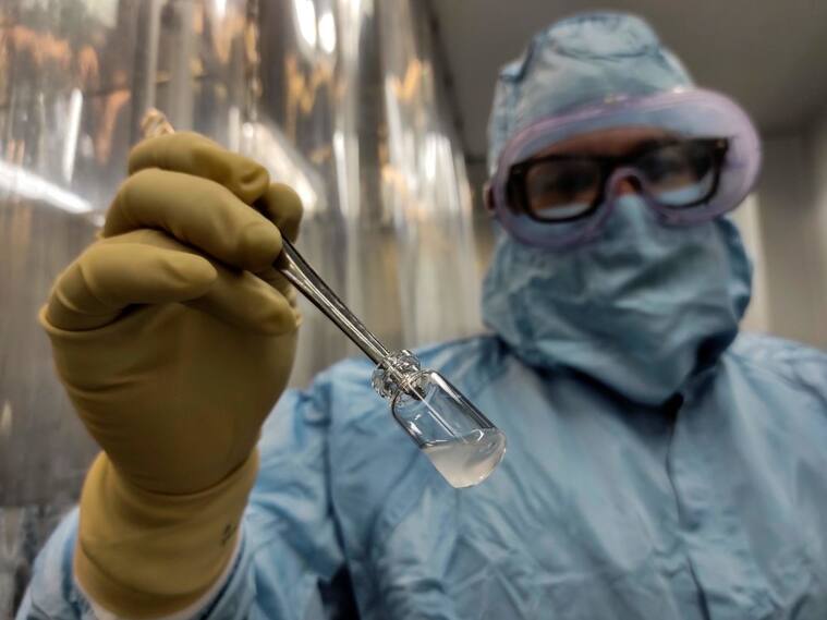 Trabajador de la ciencia cubano muestra una dosis de la vacuna Soberana II