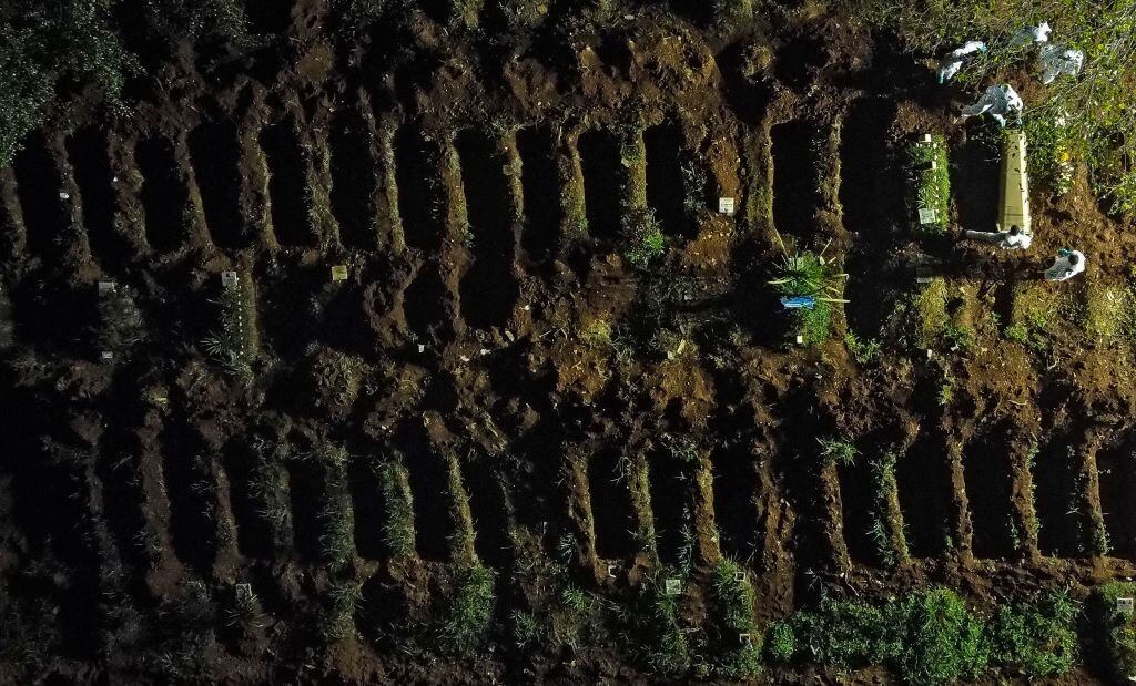 En un cementerio de Sao Paulo se efectúan funerales de víctimas del Covid-19 por la noche