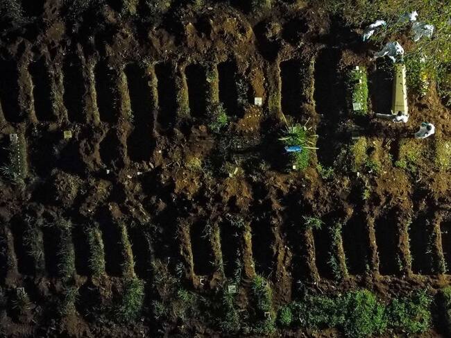 En un cementerio de Sao Paulo se efectúan funerales de víctimas del Covid-19 por la noche