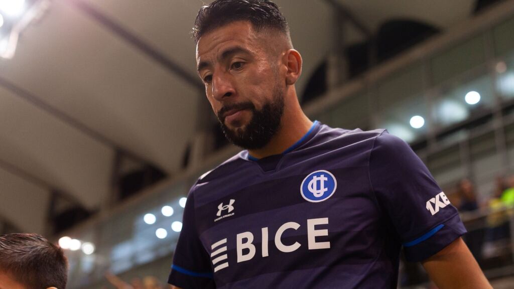 Critican a Mauricio Isla por viajar a Colombia en pleno Clásico Universitario