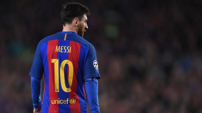BARCELONA, SPAIN - MARCH 08: Lionel Messi in action during the UEFA Champions League Round of 16 second leg match between FC Barcelona and Paris Saint-Germain at Camp Nou on March 8, 2017 in Barcelona, Spain. (Photo by Michael Regan/Getty Images)