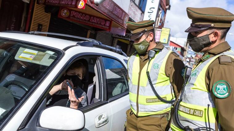 18 de Septiembre de 2020 / PUERTO MONTTUna mujer es controlada al interior de su vehículo por dos carabineros en calle Antonio Varas durante fiestas patrias en medio de cuarentena total por Covid19
FOTO: FELIPE CONSTANZO / AGENCIAUNO