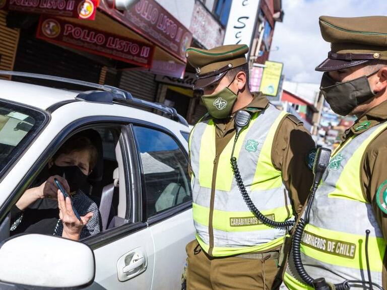 18 de Septiembre de 2020 / PUERTO MONTTUna mujer es controlada al interior de su vehículo por dos carabineros en calle Antonio Varas durante fiestas patrias en medio de cuarentena total por Covid19
FOTO: FELIPE CONSTANZO / AGENCIAUNO
