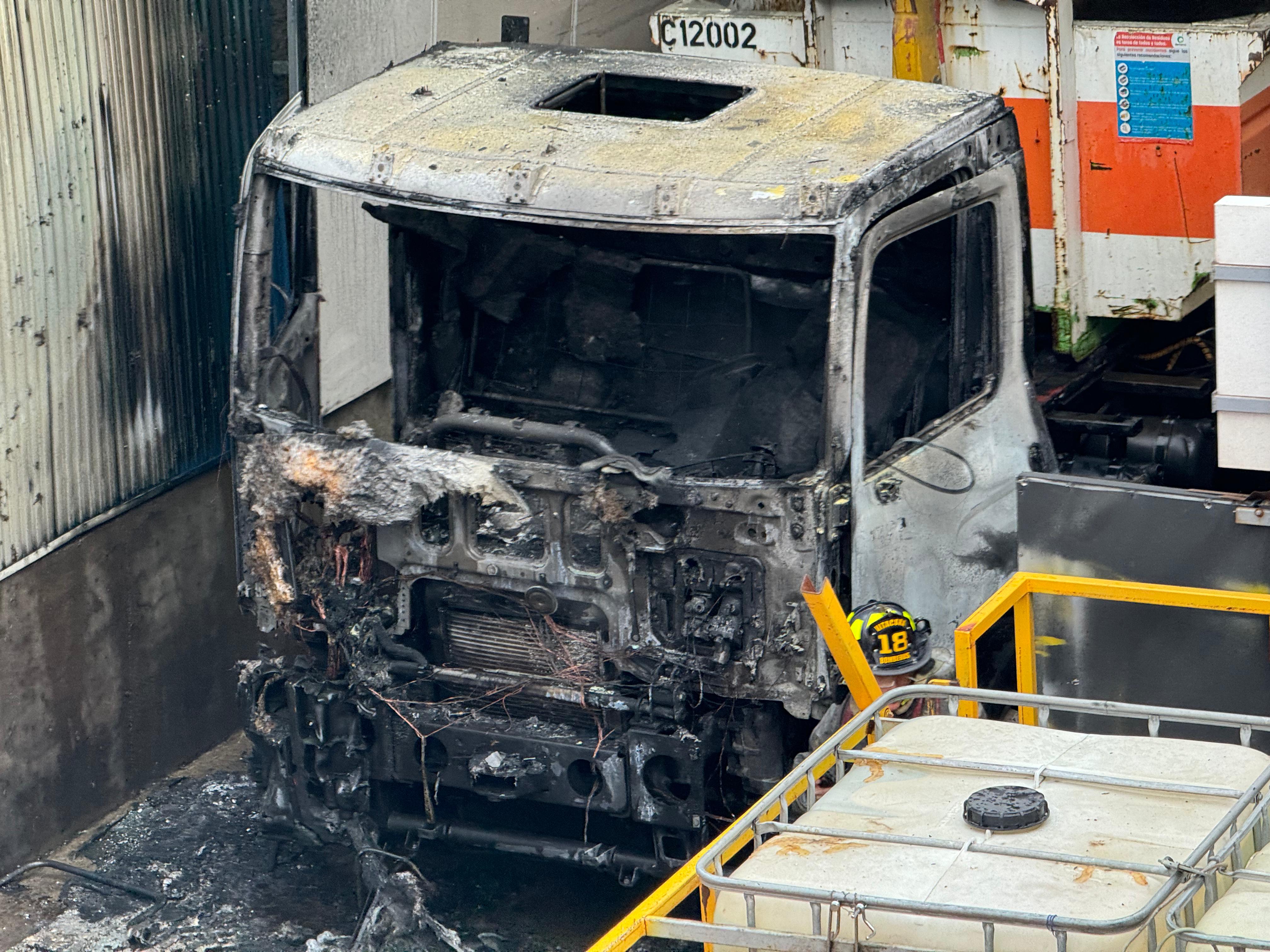 Camión se incendia en túnel de autopista en Vitacura: vehículo quedó completamente calcinado