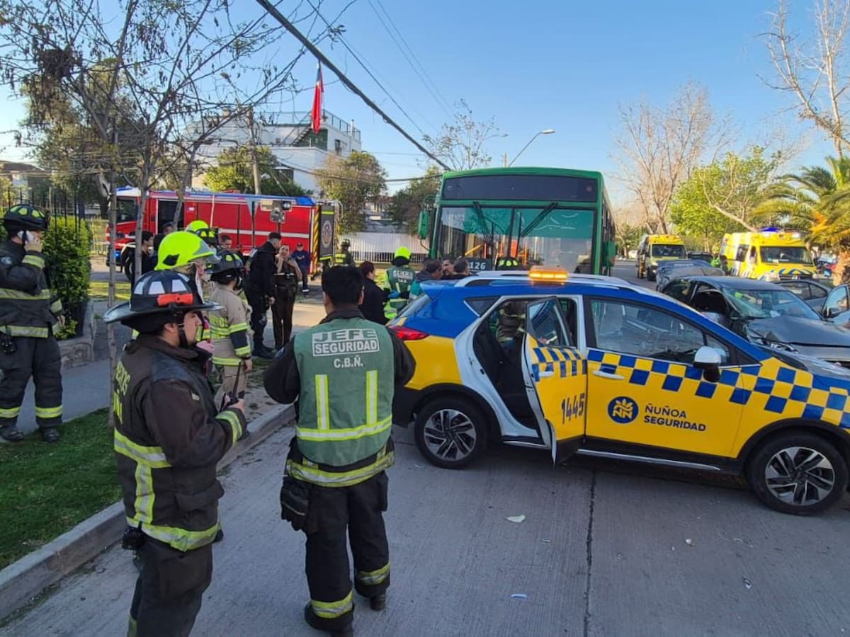 Fuerte choque entre auto y bus RED deja siete heridos: entre los lesionados hay una embarazada y niños