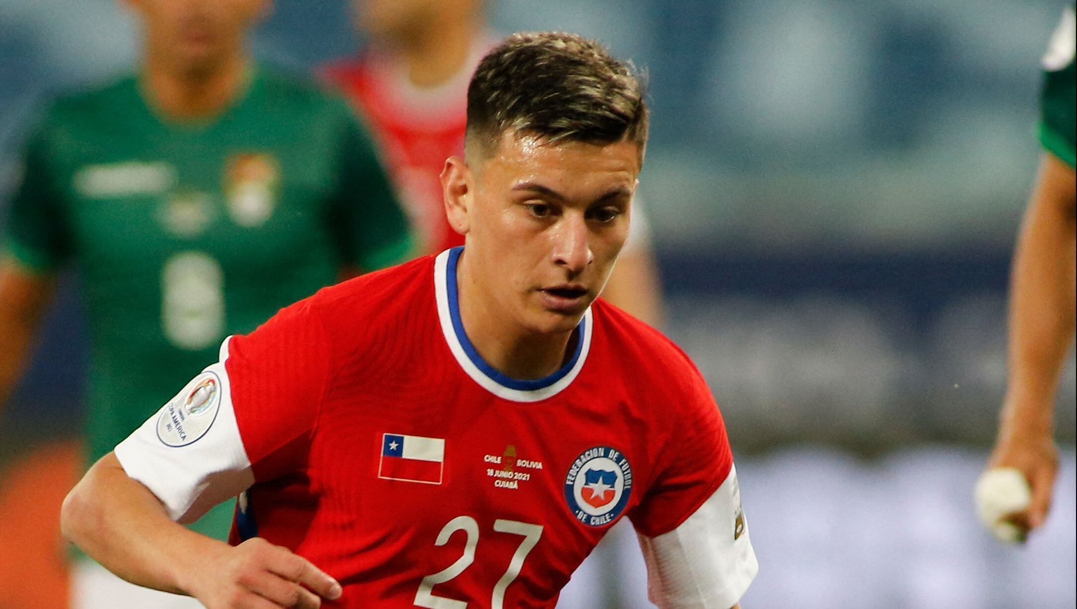Chile's Pablo Aranguiz takes the ball during the Conmebol Copa America 2021 football tournament group phase match against Bolivia at the Pantanal Arena in Cuiaba, Brazil, on June 18, 2021. (Photo by SILVIO AVILA / AFP) (Photo by SILVIO AVILA/AFP via Getty Images)