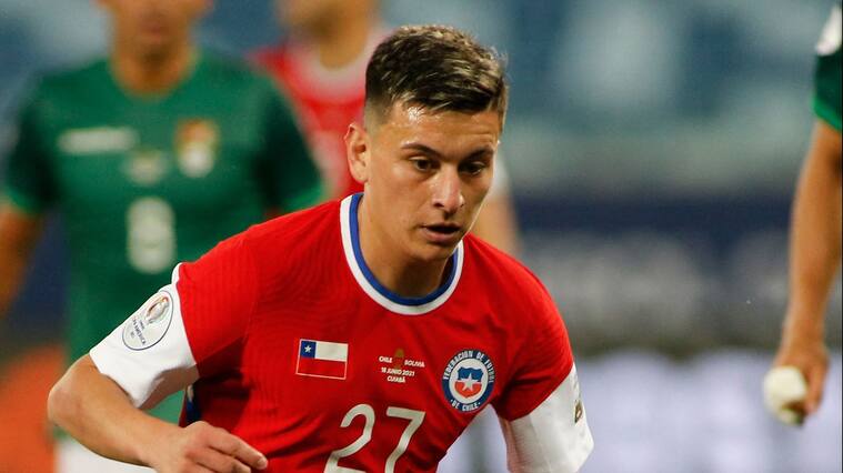 Chile's Pablo Aranguiz takes the ball during the Conmebol Copa America 2021 football tournament group phase match against Bolivia at the Pantanal Arena in Cuiaba, Brazil, on June 18, 2021. (Photo by SILVIO AVILA / AFP) (Photo by SILVIO AVILA/AFP via Getty Images)