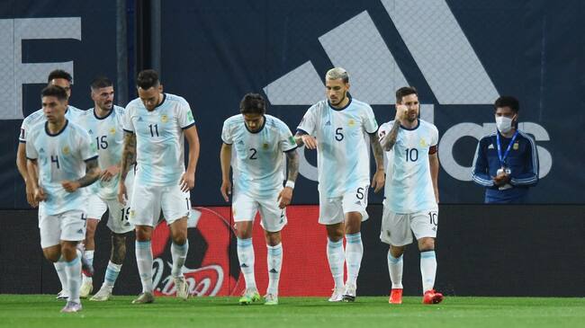 BUENOS AIRES, ARGENTINA - OCTOBER 08: Lionel Messi of Argentina celebrates with teammates after scoring the opening goal of his team match between Argentina and Ecuador as part of South American Qualifiers for Qatar 2022 at Estadio Alberto J. Armando on October 08, 2020 in Buenos Aires, Argentina. (Photo by Marcelo Endelli/Getty Images)