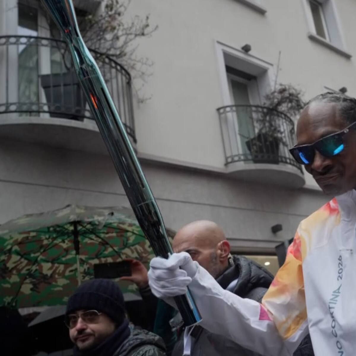 Lo prendió y se paseó por Milán: Snoop Dogg se luce con la antorcha de los Juegos Olímpicos de Invierno 2026
