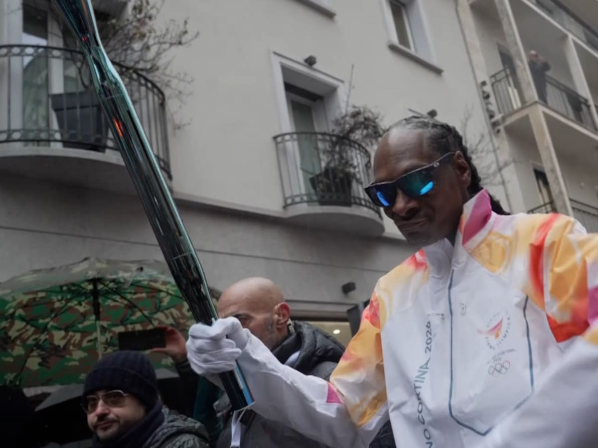 Lo prendió y se paseó por Milán: Snoop Dogg se luce con la antorcha de los Juegos Olímpicos de Invierno 2026