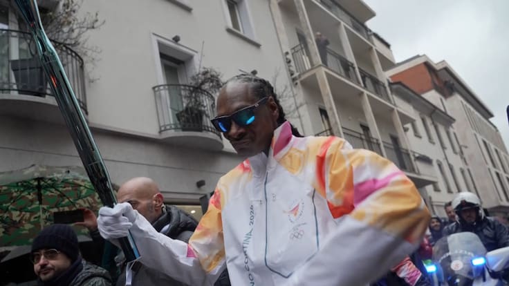 Lo prendió y se paseó por Milán: Snoop Dogg se luce con la antorcha de los Juegos Olímpicos de Invierno 2026