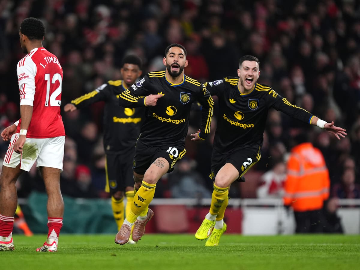 El Manchester United completa su renacer tumbando al Arsenal y deja la Premier League al rojo vivo