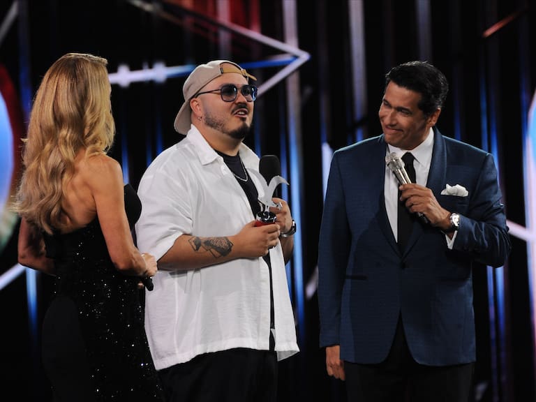 “Cuando uno quiere a Chile, Chile te quiere de vuelta”: Esteban Düch se emociona tras recibir la Gaviota de Plata en Viña 2026