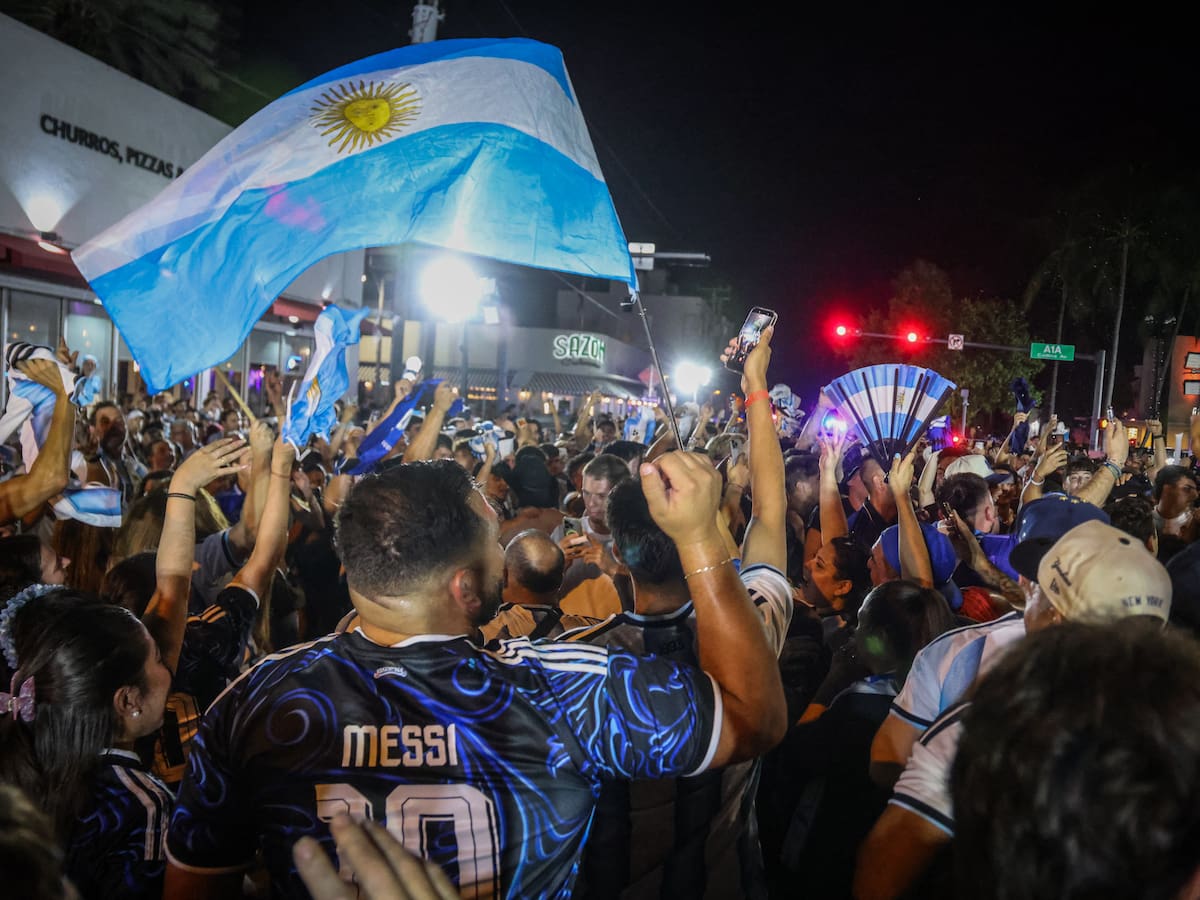 Registran violenta pelea entre hinchas argentinos e ingleses tras confirmarse la semifinal del Mundial 2026