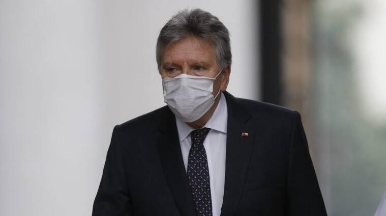22 de abril del 2020/SANTIAGOAlberto Espina, ministro de Defensa, llega al Palacio de La Moneda, para participar del comité de emergencia por el covid 19, que lo encabeza el Presidente de la Republica.
FOTO: SEBASTIAN BELTRAN GAETE/AGENCIAUNO