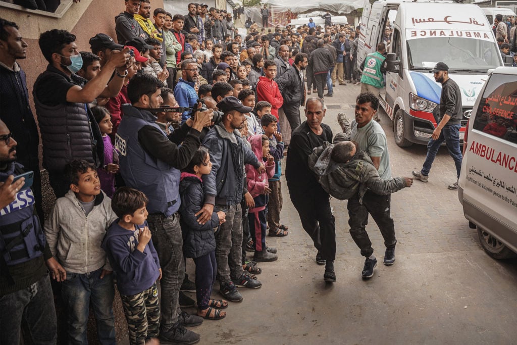 Voluntarios ingresan palestinos heridos a un centro médico en Jan Yunis del sureste de la Franja de Gaza