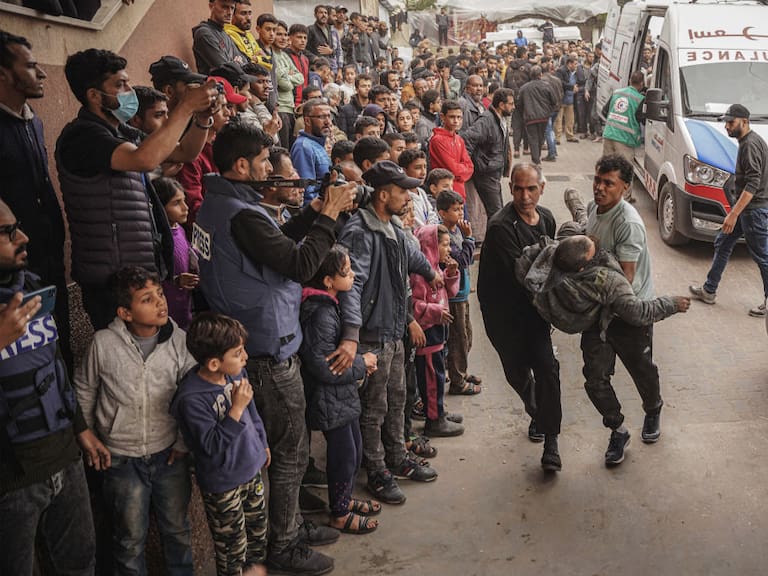 Voluntarios ingresan palestinos heridos a un centro médico en Jan Yunis del sureste de la Franja de Gaza
