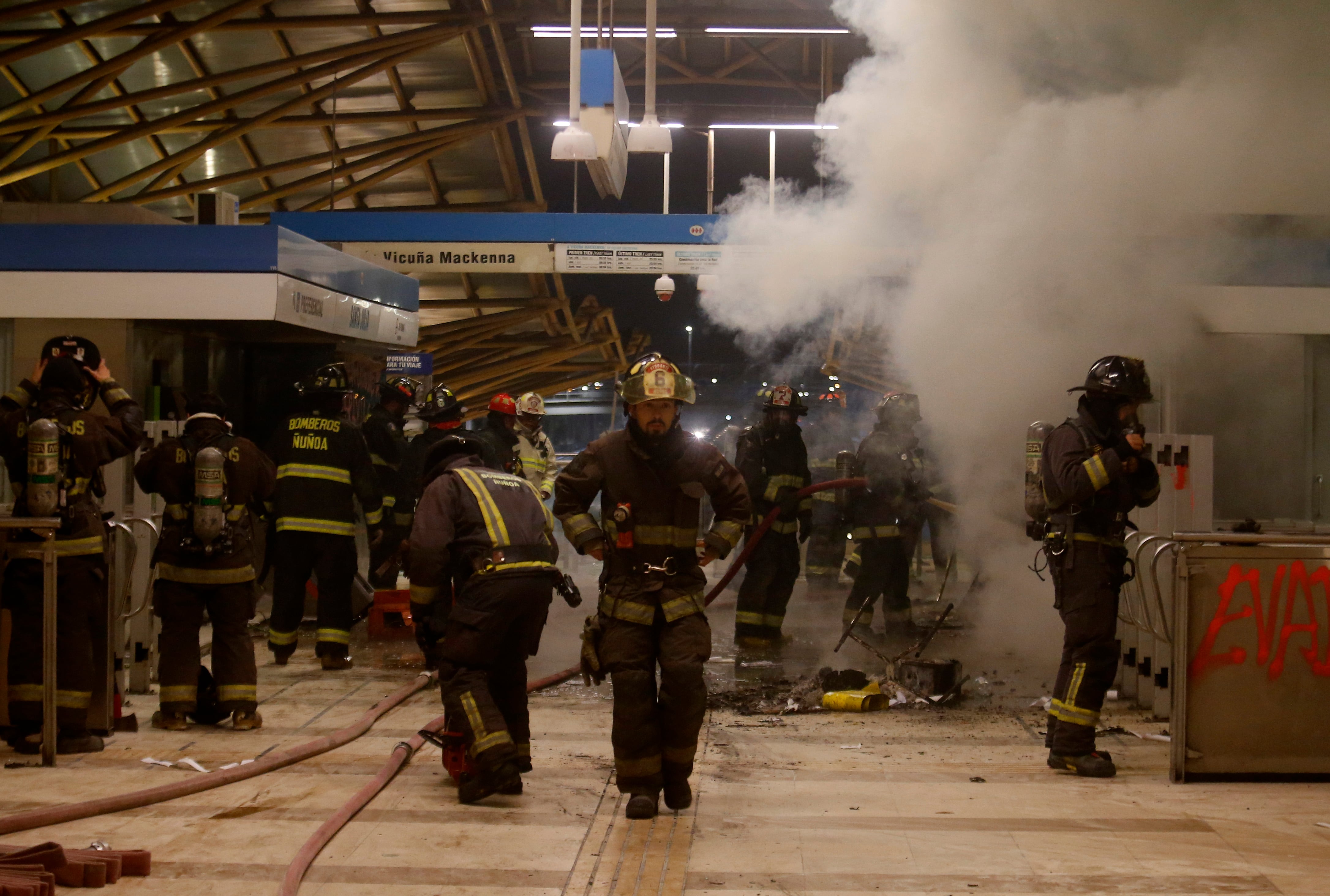 19 de Octubre de 2019/SANTIAGO Carabineros y bomberos llega hasta el Metro Santa Julia para controlar un incendio que se registraba en el lugar
FOTO:CRISTOBAL ESCOBAR/AGENCIAUNO