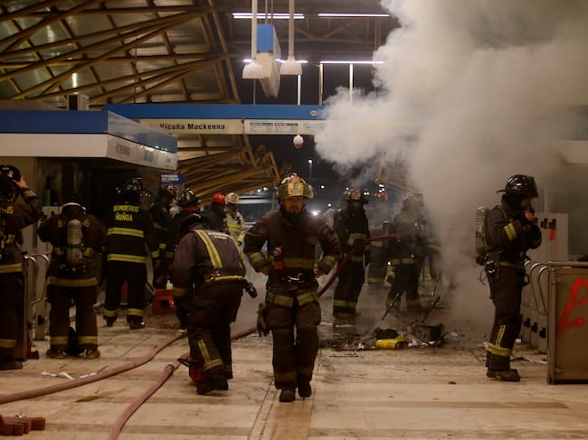 19 de Octubre de 2019/SANTIAGO
Carabineros y bomberos llega hasta el Metro Santa Julia para controlar un incendio que se registraba en el lugar
FOTO:CRISTOBAL ESCOBAR/AGENCIAUNO