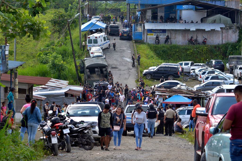 Familiares llegan a la prisión de Santo Domingo tras un motín