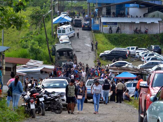 Familiares llegan a la prisión de Santo Domingo tras un motín