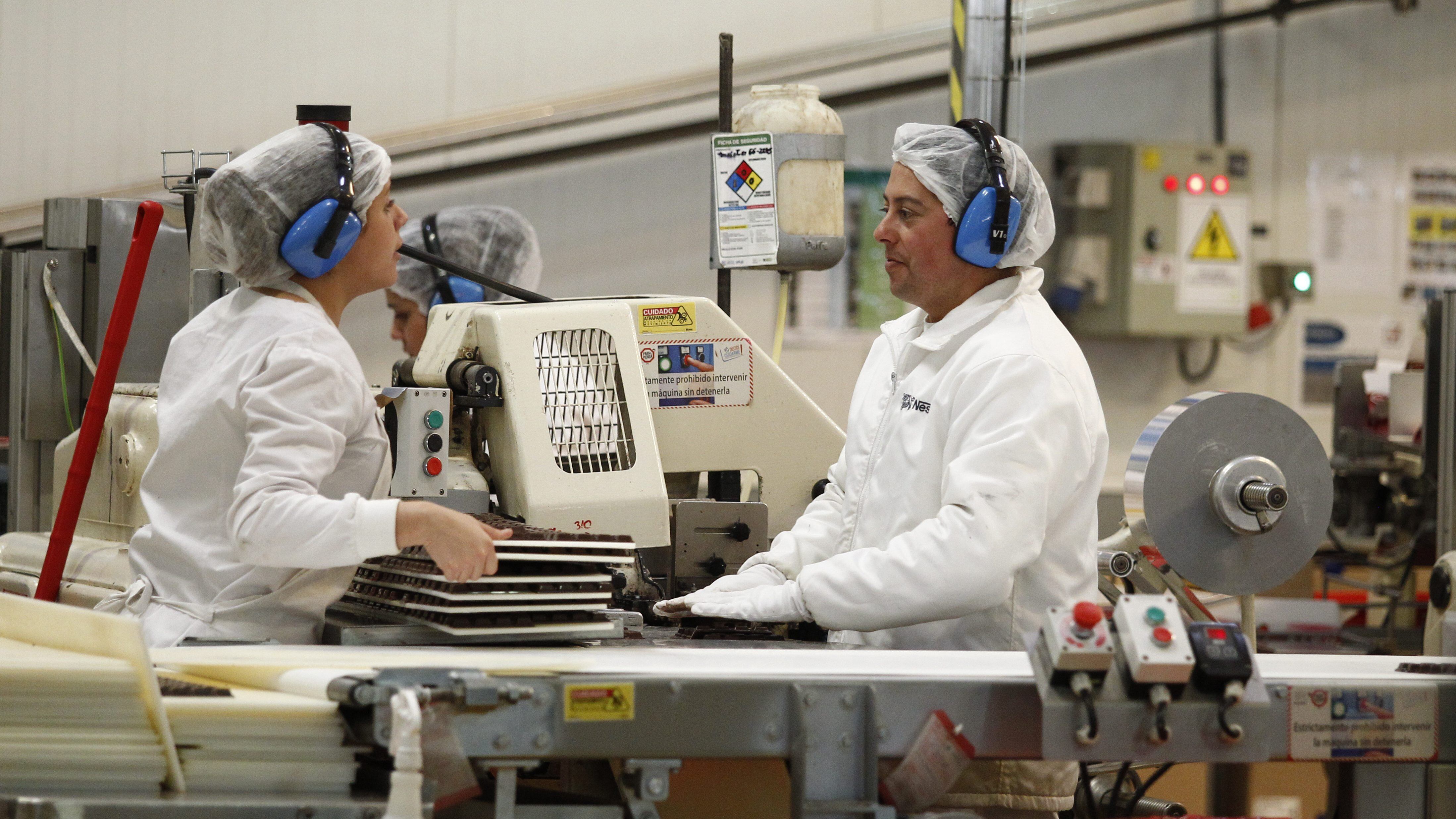 5 de Mayo del 2018/SANTIAGOFotografias temáticas de trabajadores de la planta Nestle de Cerrillos, esto ya que el Indicador Mensual de Actividad Económica (Imacec) del mes de abril aumentó a 5,9% en comparación con igual mes del año anterior, dando cuenta de que la economía chilena se expandió a su mayor nivel mensual desde octubre 2012.
FOTO: RODRIGO SAENZ/AGENCIAUNO