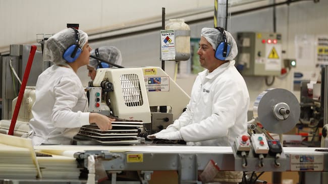 5 de Mayo del 2018/SANTIAGOFotografias temáticas de trabajadores de la planta Nestle de Cerrillos, esto ya que el Indicador Mensual de Actividad Económica (Imacec) del mes de abril aumentó a 5,9% en comparación con igual mes del año anterior, dando cuenta de que la economía chilena se expandió a su mayor nivel mensual desde octubre 2012.
FOTO: RODRIGO SAENZ/AGENCIAUNO