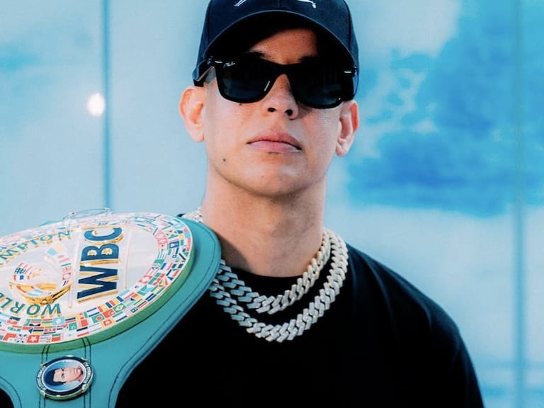 Daddy Yankee recibe cinturón de campeón mundial de boxeo «por su aporte a la cultura popular»: «Significa mucho para mí»