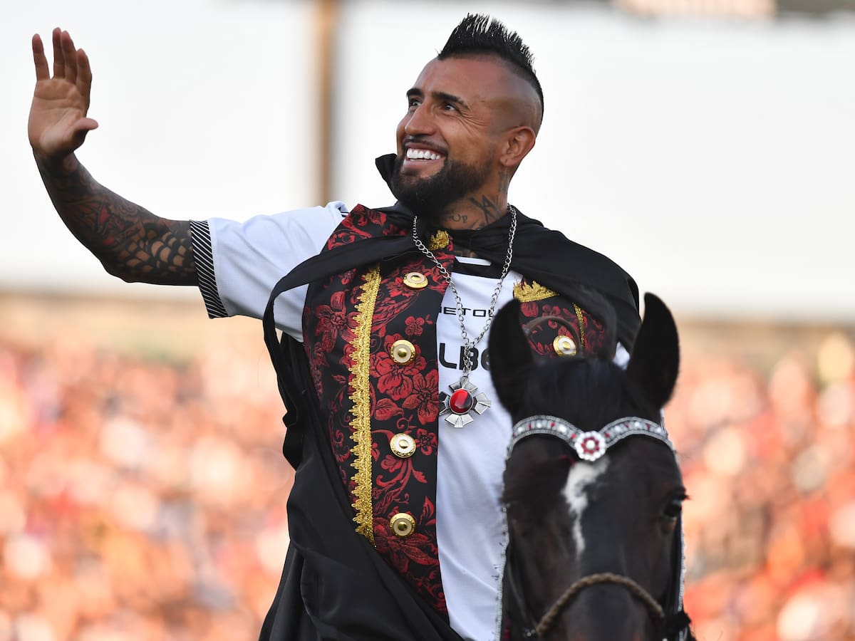 “Surrealista” y “majestuosa”: Prensa internacional reacciona a la presentación de Arturo Vidal en Colo Colo