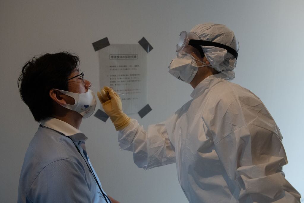 Enfermera realiza un test PCR para detectar el Covid-19 en Japón