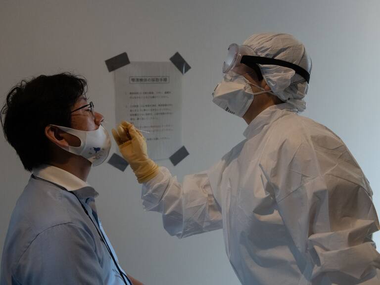 Enfermera realiza un test PCR para detectar el Covid-19 en Japón