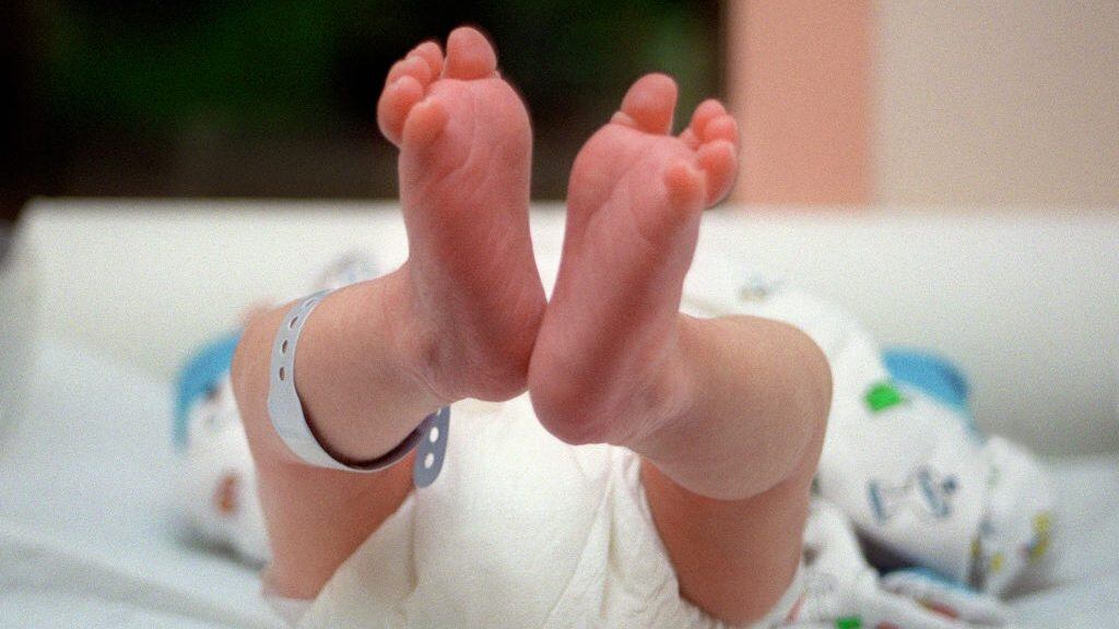 un nouveau-né est couché sur une table à langer, le 05 juin 2001 juste après sa naissance, au service maternité de l'hôpital franco-britannique de Levallois-Perret. (Photo by Didier PALLAGES / AFP) (Photo credit should read DIDIER PALLAGES/AFP via Getty Images)