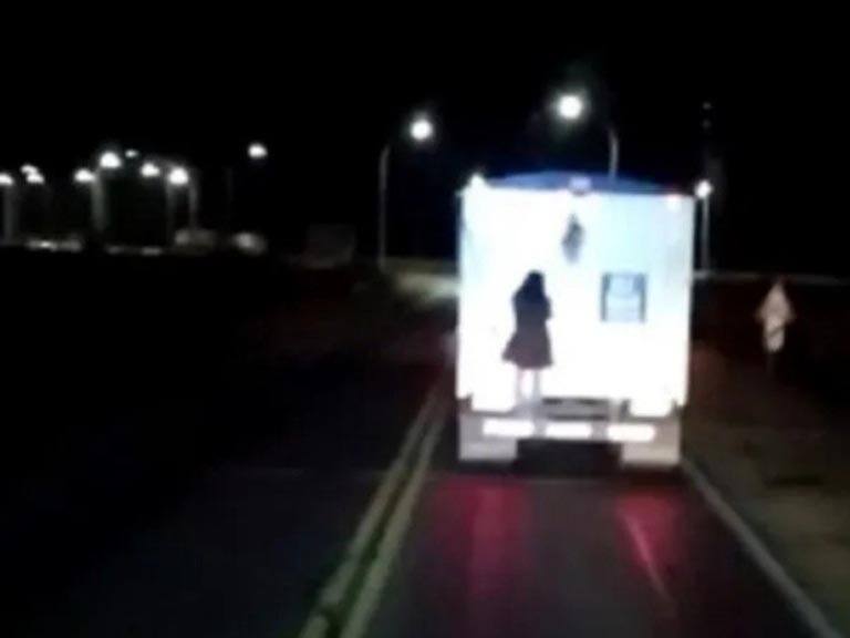 Mujer fantasma en camión