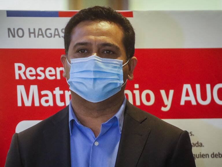 31 de marzo del 2021/SANTIAGOEl director nacional (s) del Registro Civil, Sergio Mierzejewski, anuncian un plan piloto en la Región Metropolitana, que consiste en un nuevo sistema de agendamiento en línea, que permitirá renovar cédula, pasaporte y agendar matrimonio, sin tener que realizar filas en el Registro Civil.
FOTO: SEBASTIAN BELTRAN GAETE/AGENCIAUNO