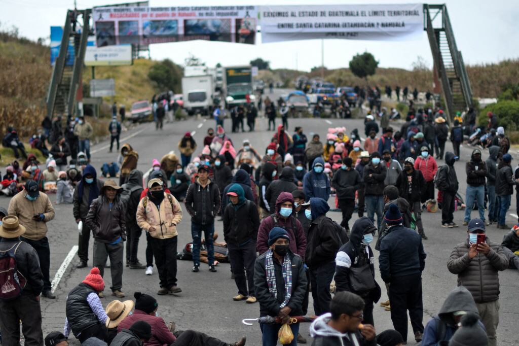 Grupos de pueblos originarios de Guatemala toman una carretera en Santa Catarina