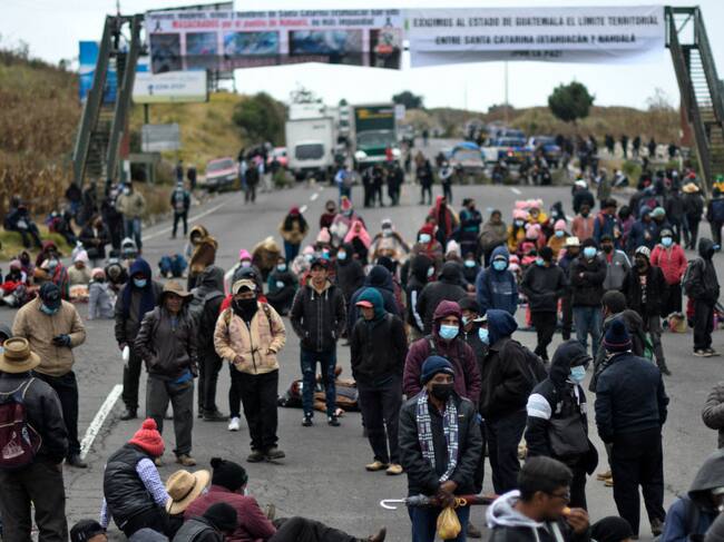 Grupos de pueblos originarios de Guatemala toman una carretera en Santa Catarina