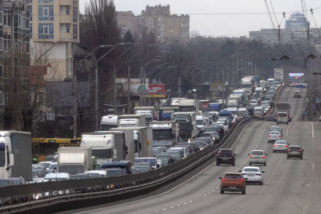Rutas de salida desde la ciudad de Kiev colapsan ante intentos de huída